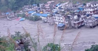 'हेलम्बुका बाढीपीडित कसरी बसिरहेका छन् भन्ने पत्ता लगाउनै गाह्रो छ’