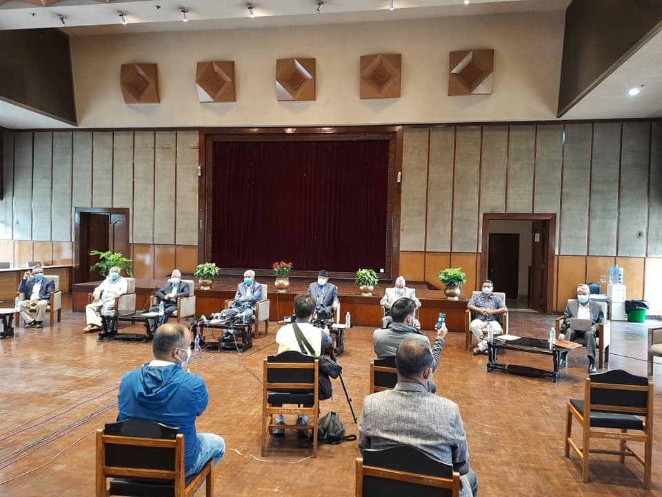 देउवा र दाहाललाई साक्षी राखेर माधव नेपालले भने, ‘म धोका दिने मानिस होइन, केपीसँग मिल्दिनँ’