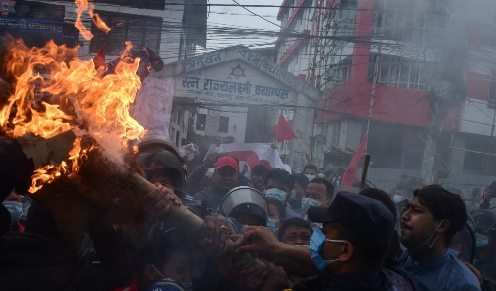 कोरोना संक्रमणको दोस्रो लहर अन्त्य नहुँदै विपक्षी गठबन्धनद्वारा सडक प्रदर्शन सुरु