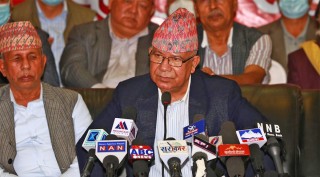 माओवादीसँग एकता गर्ने विषयमा माधव नेपालको पार्टीमा तीव्र मतभेद