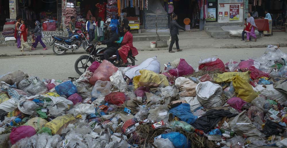 काठमाडौंको फोहोर बञ्चरेडाँडामा लैजान रोक 