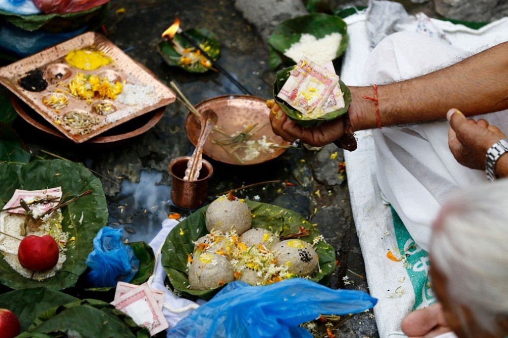 दिवङ्गत आफन्तलाई तर्पण दिएर आज पितृपक्ष विसर्जन गरिँदै