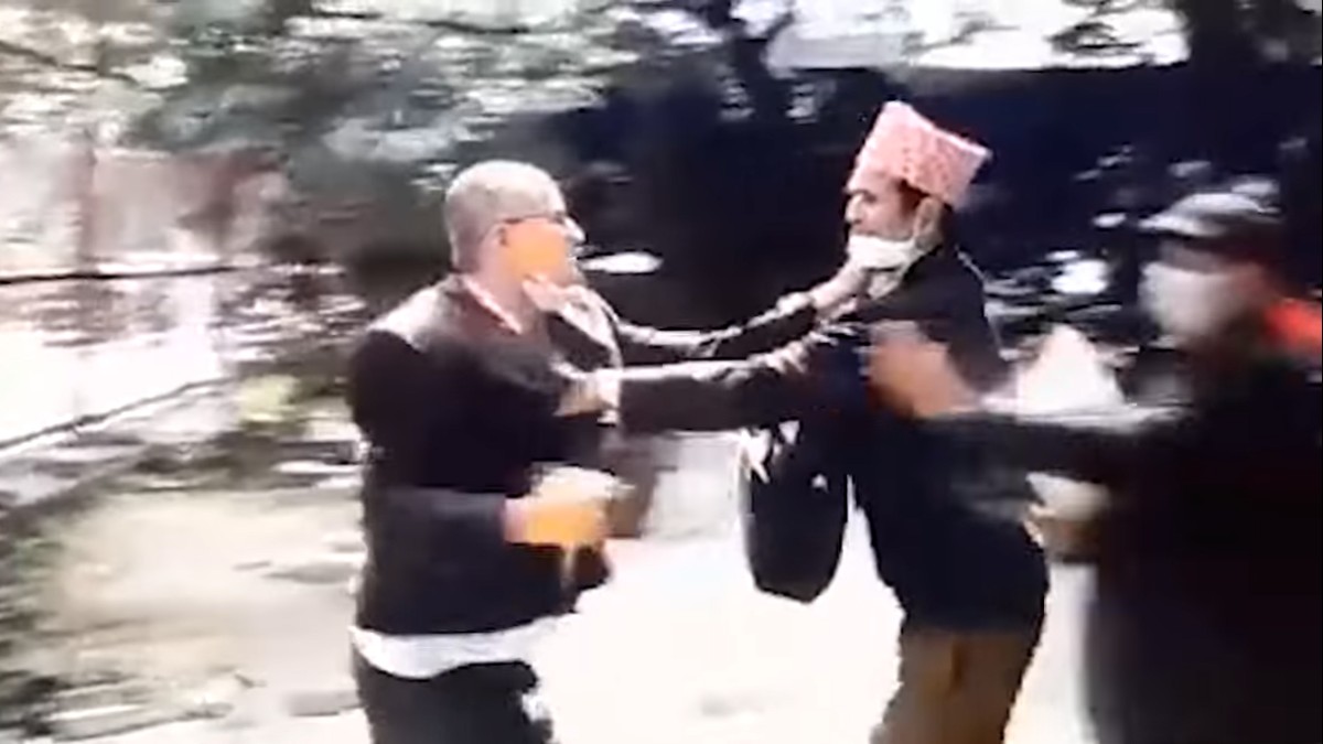 नेपाल बारभित्रै वकिलबीच कुटाकुट (भिडियो सहित)
