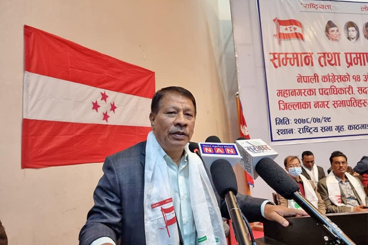 देउवासंग  जंगिए प्रकाशमान : पार्टी कार्यालय हुँदा हुँदै घरमा बैठक बसाउने?