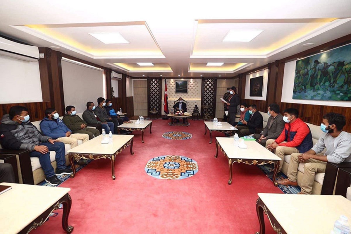 पेट्रोलियम पदार्थको मूल्यवृद्धि फिर्ता गर्न माग गर्दै संयुक्त विद्यार्थीले बुझाए प्रधानमन्त्रीलाई ज्ञापनपत्र