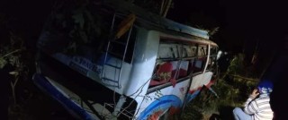 जन्ती बाेकेकाे बस दुर्घटना : चालककाे मृत्यु, आठ जना गम्भीर घाइते