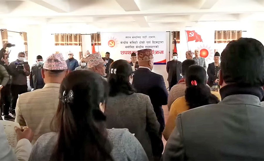 एमालेका मनोनित केन्द्रीय सदस्यहरुले लिए शपथ