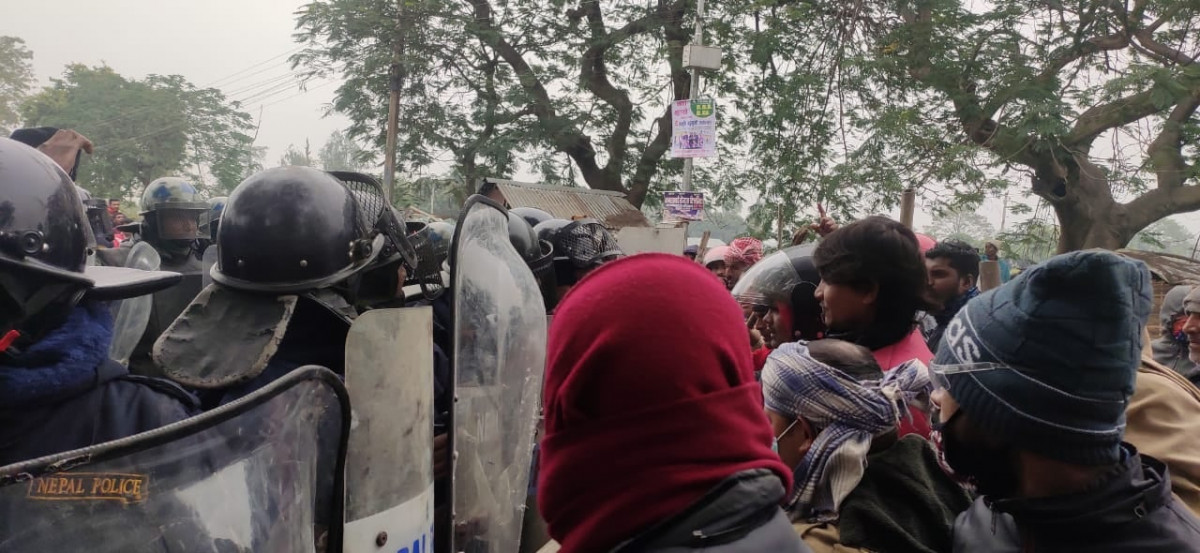 धनुषामा प्रहरी र सीके राउतका कार्यकर्ताबीच झडप, आठ प्रहरीसहित १३ घाइते