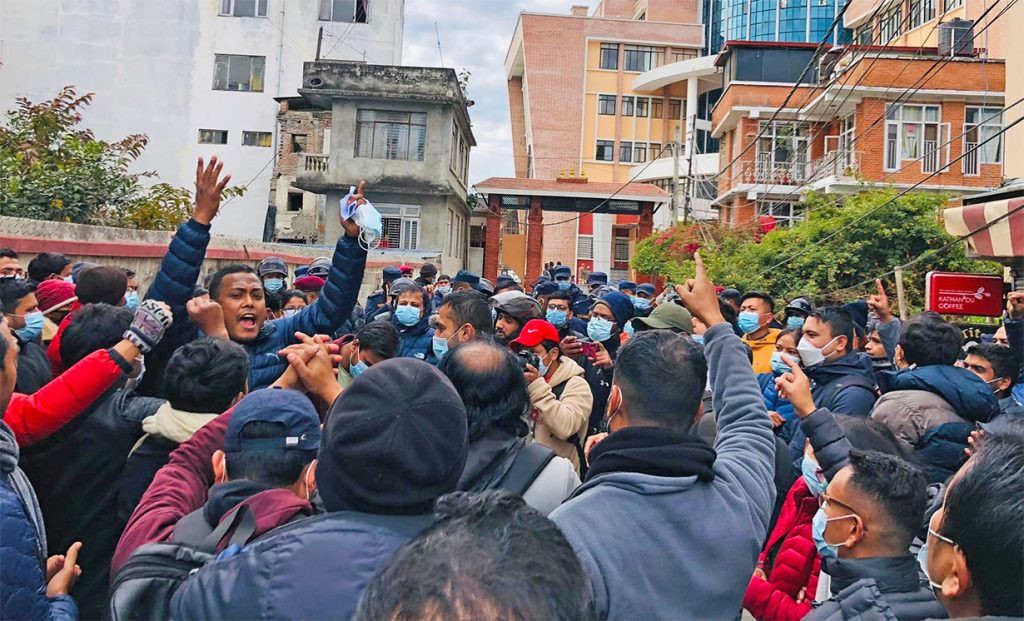 नतिजा प्रकाशनको माग गर्दै लोकसेवा आयोगमा परीक्षार्थीको प्रदर्शन