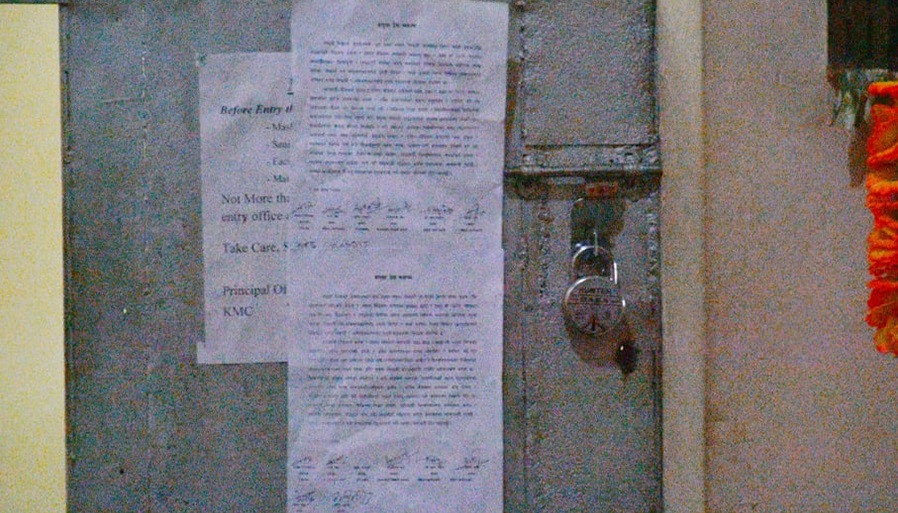 बढी शुल्क लिएको विरोधमा संयुक्त विद्यार्थी संगठनद्धारा केएमसीमा तालाबन्दी