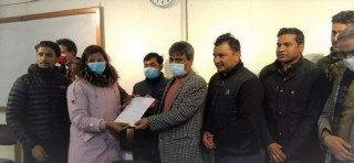 काठमाडौँ  विश्वविद्यालयका उपकुलपतिलाई आठ विद्यार्थी संगठनको ज्ञापनपत्र