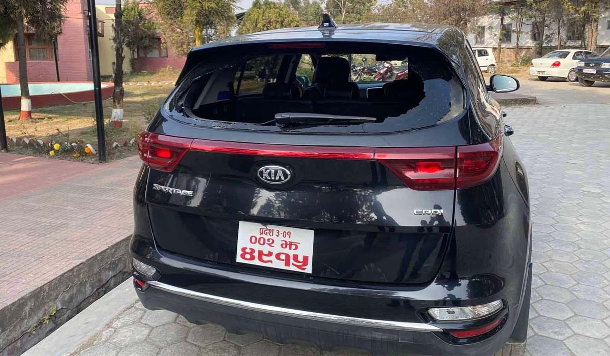 चिकित्सा शिक्षा आयोगका उपाध्यक्ष डा. गिरीमाथि आक्रमण प्रयास, गाडीमा ढुंगा प्रहार