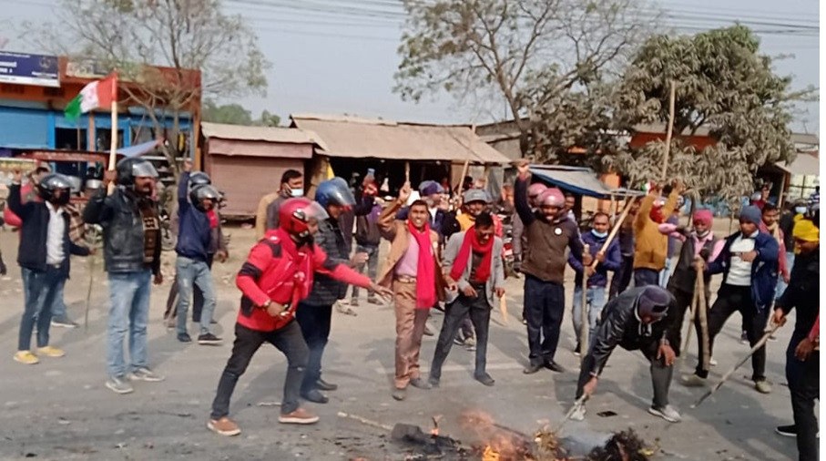 जनमत पार्टीका कार्यकर्ताद्धारा प्रधानमन्त्री र कृषिमन्त्रीको पुत्ला दहन
