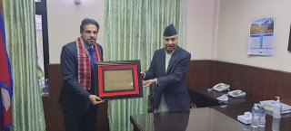 प्रधानमन्त्री देउवासंग मुख्य प्रशिक्षक अलमुताइरीको भेट