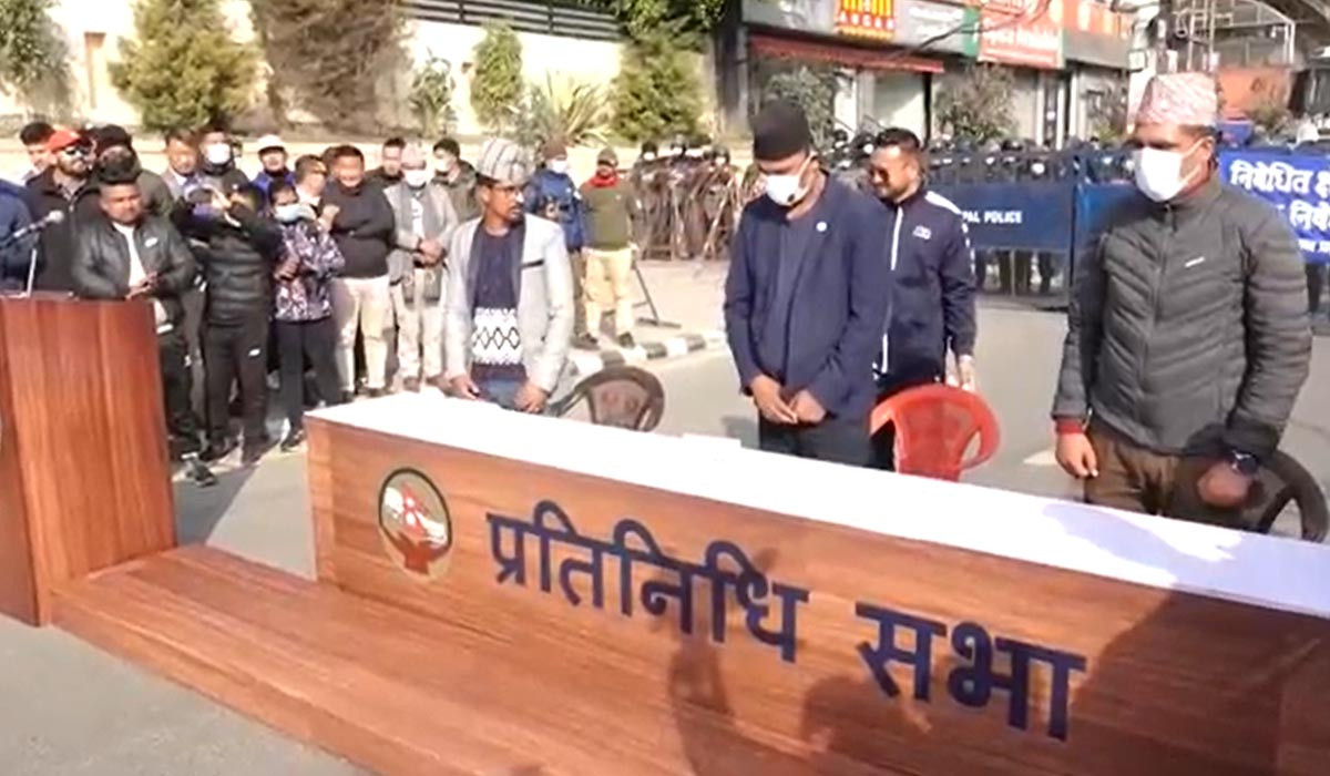 सभामुखको विरोधमा युवा संघद्धारा सडकमै ’प्रतिनिधिसभा बैठक’ संचालन