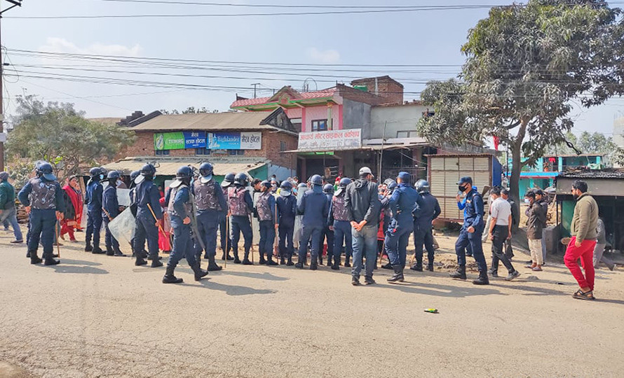 दुर्घटनापछि दाङको लमही–तुलसीपुर सडक खण्ड तनावग्रस्त,५ राउण्ड अश्रुग्याँस प्रहार