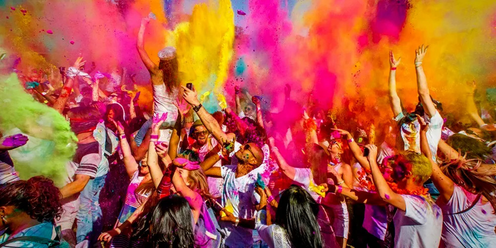 आज फागु पूर्णिमा,  पहाडी क्षेत्रमा एकआपसमा रंग र अबिर लगाएर होली मनाइँदै