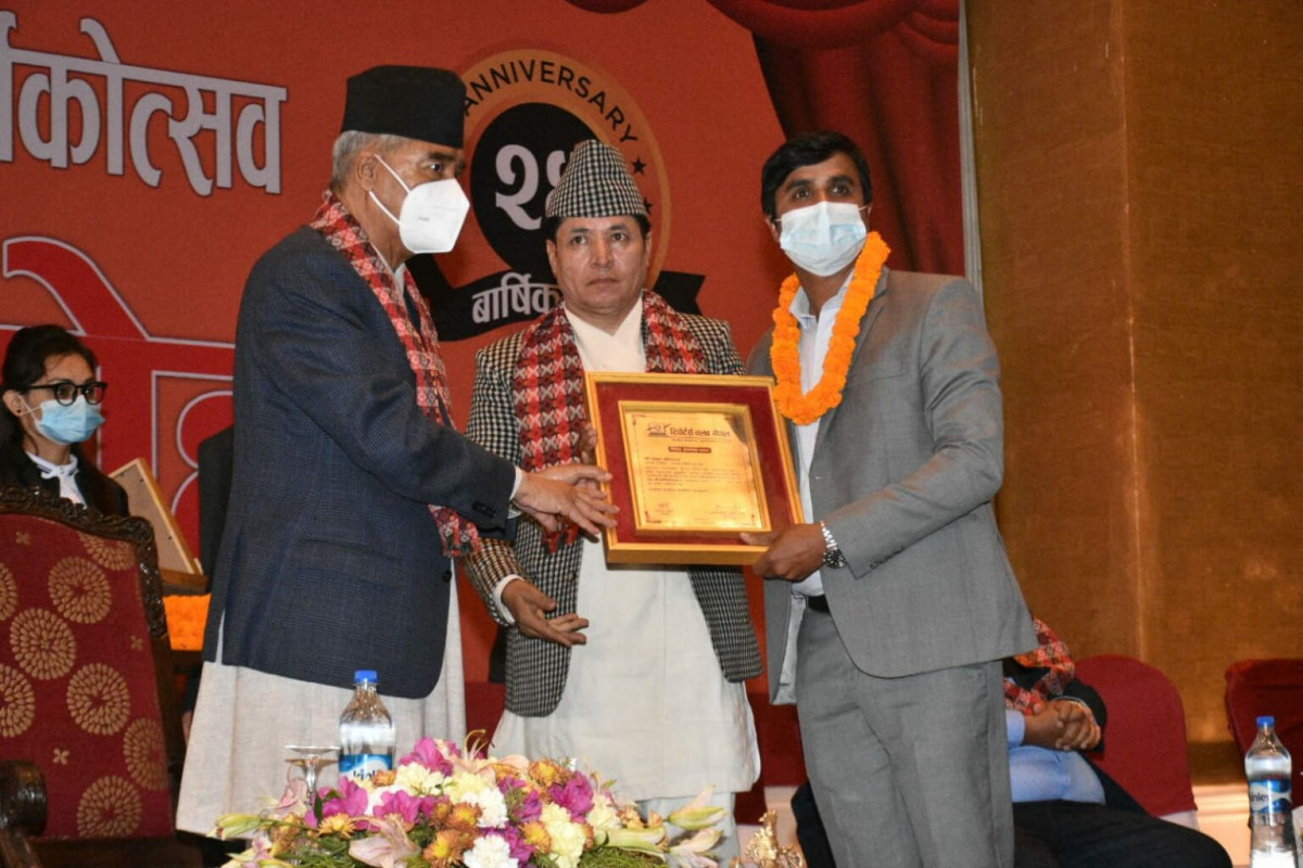 नेपाली रेडियो नेटवर्कका प्रबन्ध निर्देशक अधिकारी सम्मानित, राईलाई क्रियाशील युवा पत्रकारिता अवार्ड