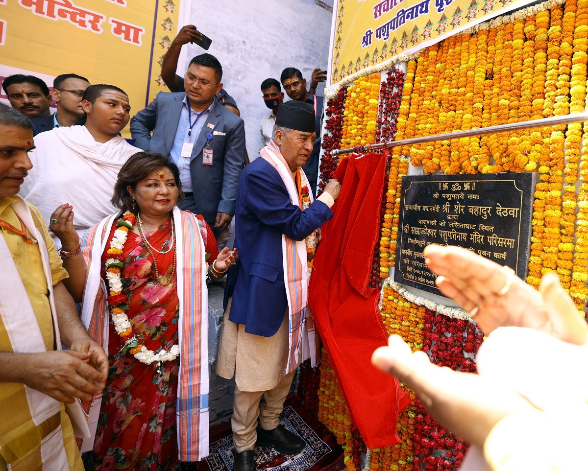 बनारसबाट फर्किए प्रधानमन्त्री देउवा, साँझ दिल्लीबाट काठमाडौं आउने
