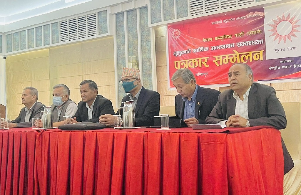 सरकारमाथि खनिए एमालेका पूर्वअर्थमन्त्रीहरु, भन्छन्–अर्थमन्त्री भाग्ने दिन आउन सक्छ