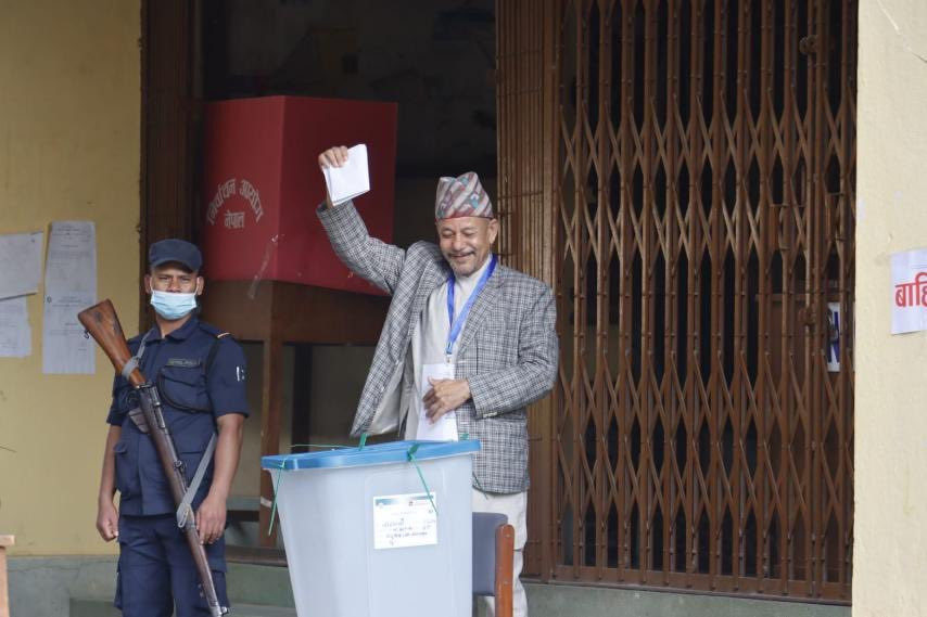 काठमाडौंमा एमालेका मेयर उम्मेदवार स्थापितले गरे मतदान