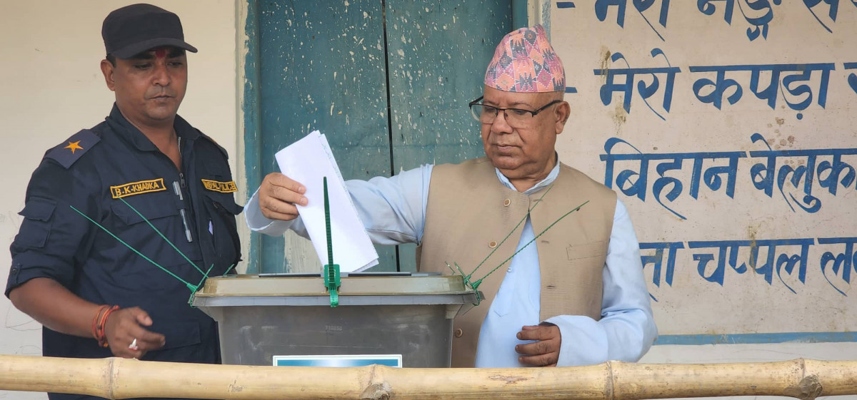 एकीकृत समाजवादीका अध्यक्ष माधव नेपालले गरे मतदान