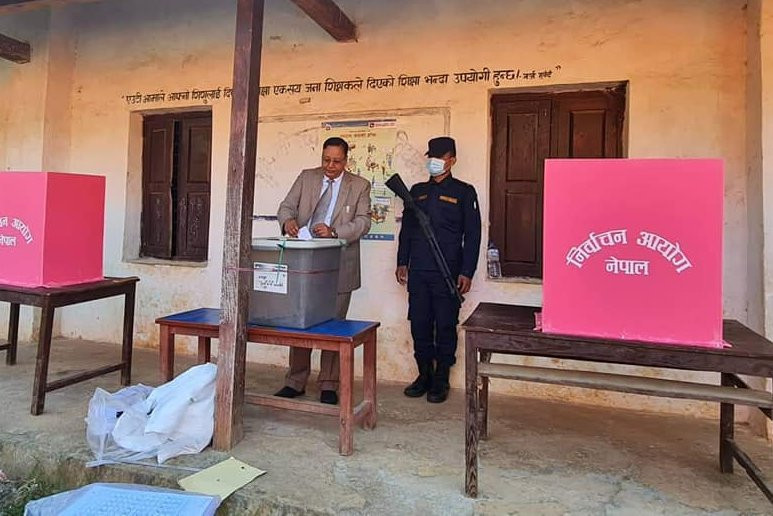 शिक्षामन्त्री देवेन्द्र पौडेलले पनि गरे मतदान