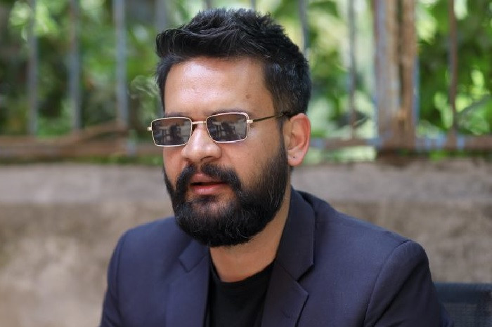 काठमाडौंको नतिजा राति अबेर आउने, सभागृह अगाडि बालेनका समर्थकको पर्खाइ