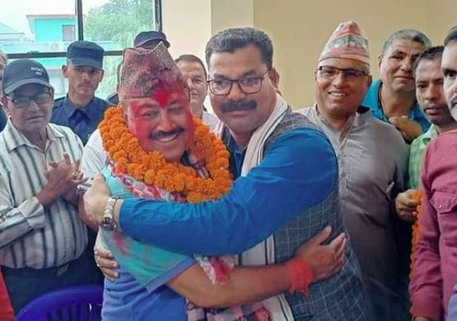 धनगढीको मेयरमा पराजित वडले दिए अंकमाल गरेर विजयी हमाललाई बधाई