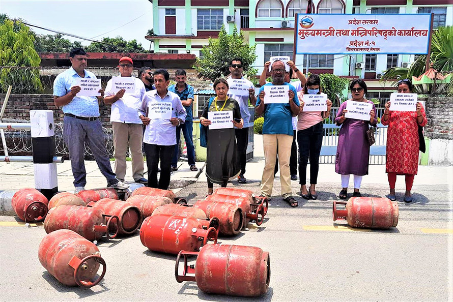 मूल्यवृद्धिविरुद्ध खाली सिलिण्डर राखेर मुख्यमन्त्री कार्यालय अगाडि प्रदर्शन