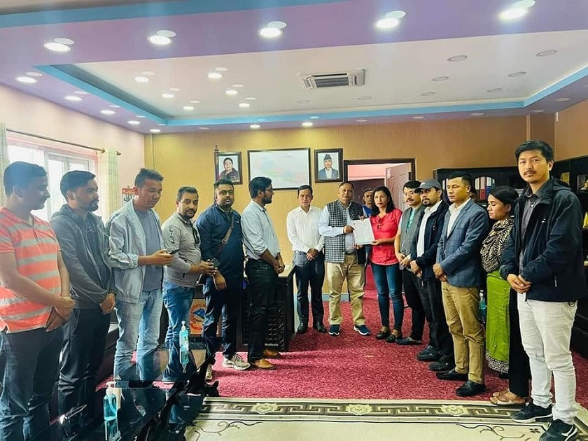 विद्यार्थीले पाठ्यपुस्तक नपाएको भन्दै अखिल क्रान्तिकारीद्वरा सरकारको ध्यानाकर्षण