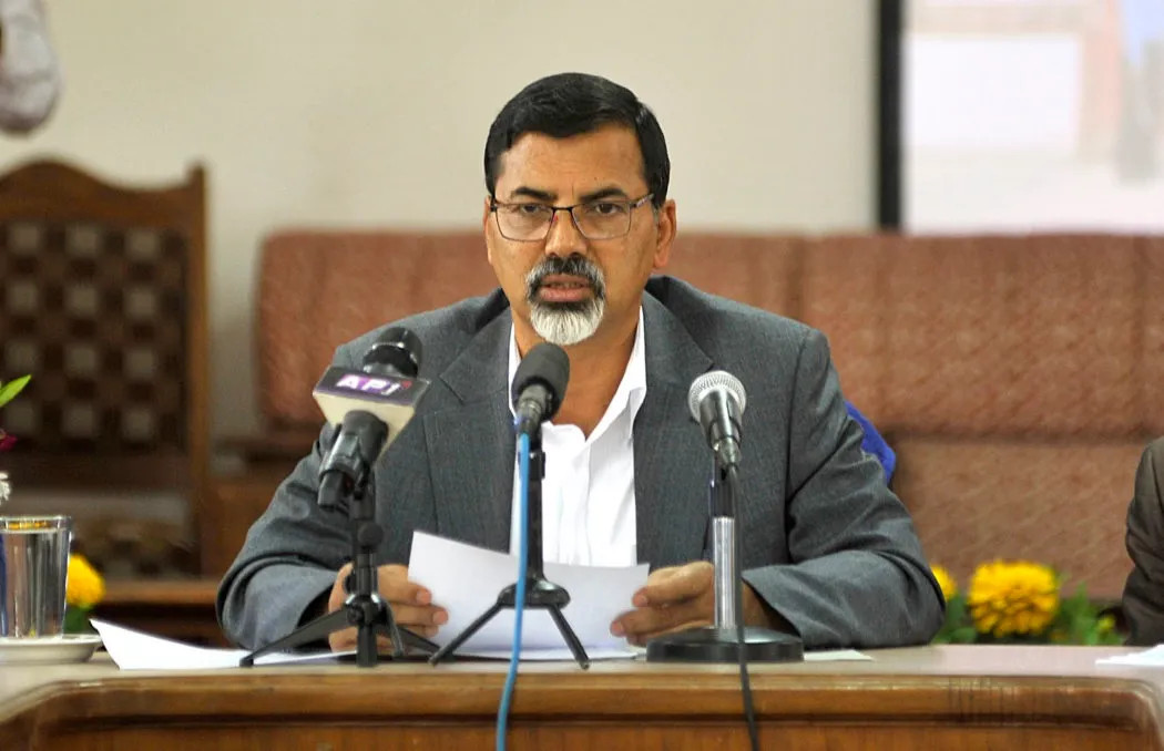 अर्थमन्त्रीबारे प्रचण्डले प्रधानमन्त्री र सभामुखसँग छलफल गर्दै 