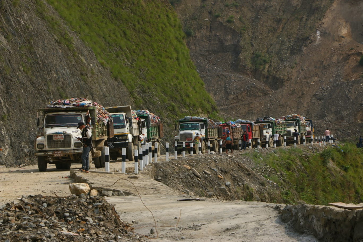 बञ्चरेडाँडामा स्थानीय-प्रहरी झडप, फोहोर नफाली फर्किए टिपर