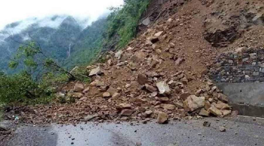 वर्षाका कारण पाँच सडक पूर्ण र १३ आंशिक अवरुद्ध