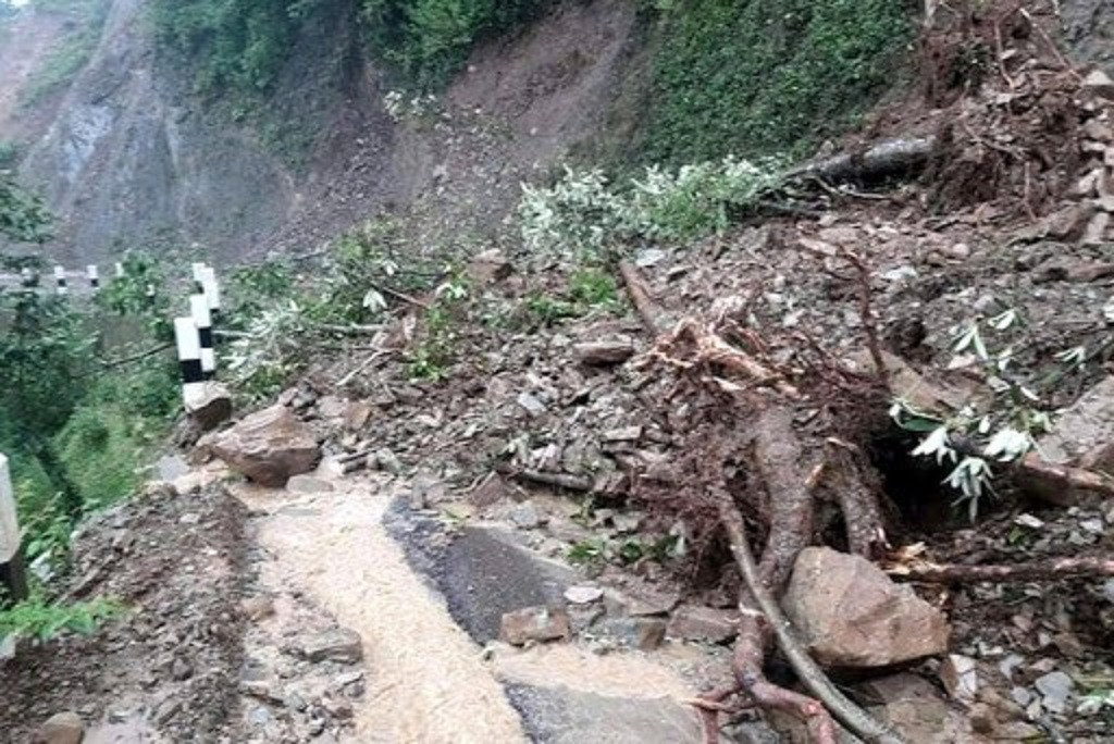 पहिरोले पुरिएर एकै घरका २ बालकको मृत्यु 