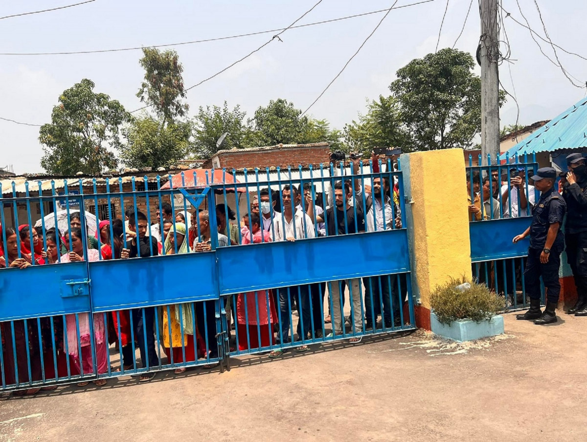 स्वास्थ्य राज्यमन्त्री वलीलाई कारबाहीको माग गर्दै प्रहरी कार्यालय अगाडि प्रदर्शन