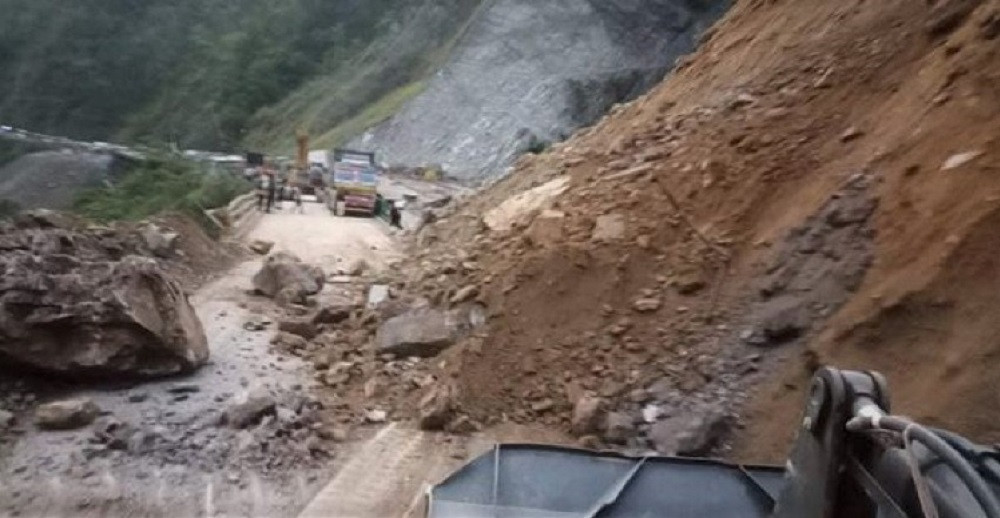 चितवनको घोप्टेभीरमा पहिरो जाँदा पृथ्वी राजमार्ग अवरुद्ध