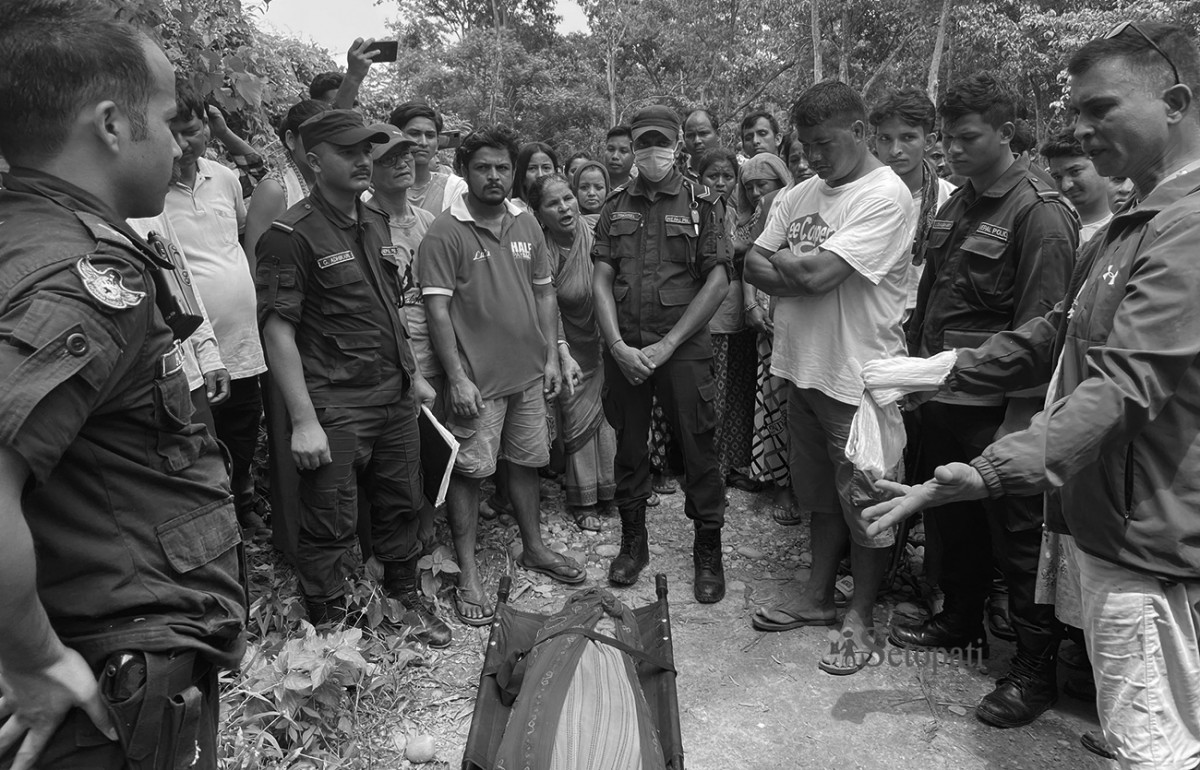 बाघलाई नियन्त्रणमा नलिँदासम्म शव नउठाउन नदिने भन्दै स्थानीयद्वारा विरोध