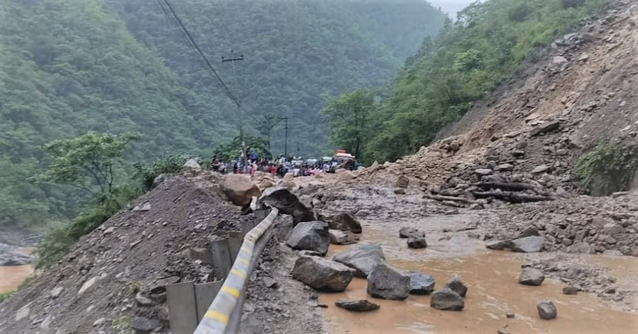 काठमाडौं-मुग्लिन सडक अवरुद्ध