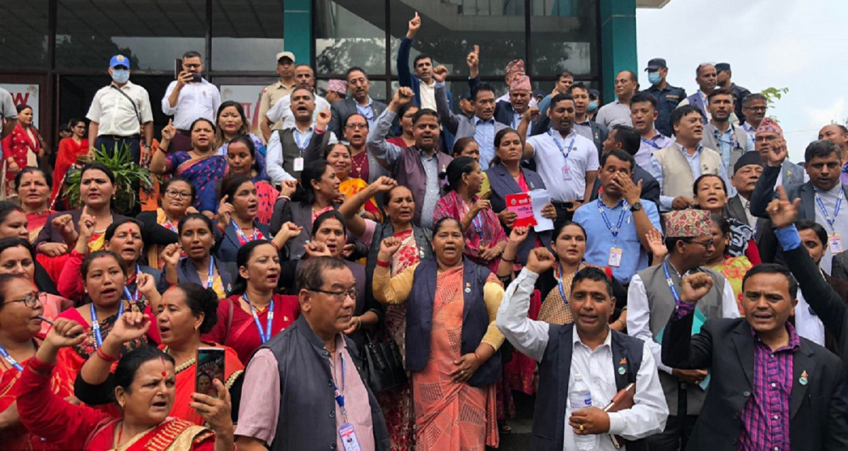 एमालेले बजेट पुस्तिका च्यातेपछि पोखरा महानगरको नगरसभा अवरुद्ध  