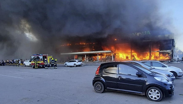 Russian missiles strike shopping mall in Central Ukraine