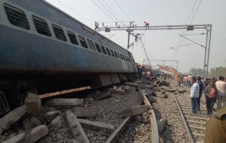 भारतमा रेलवेको भग्नावशेषमा पुरिएर १४ जनाको मृत्यु