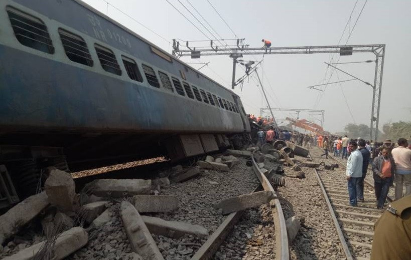 भारतमा रेलवेको भग्नावशेषमा पुरिएर १४ जनाको मृत्यु