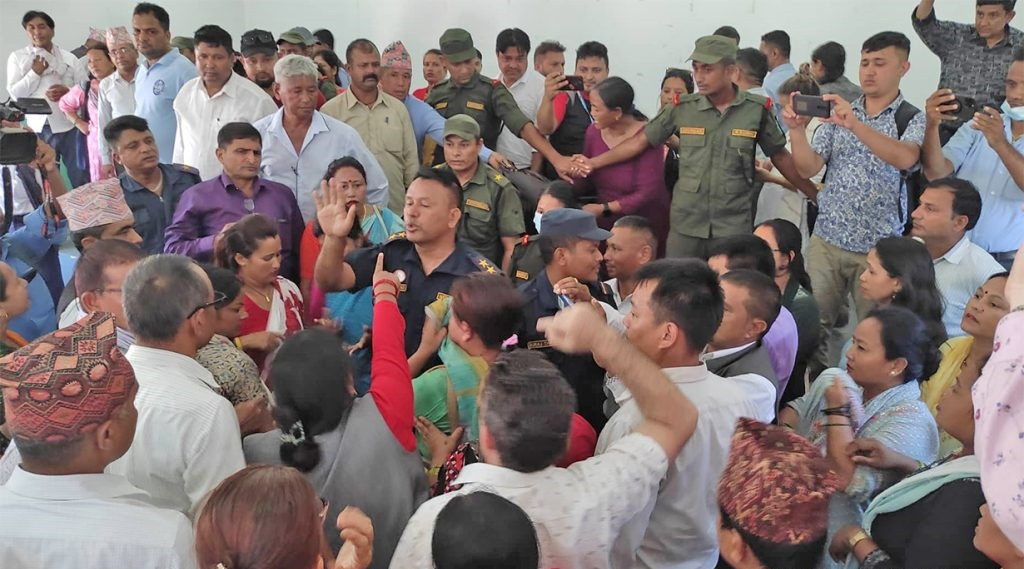 वडाध्यक्षलाई पोखरीमा धकेल्ने डिएसपीलाई कारबाही गर्न माग