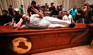 Iraqi protesters storm the parliament