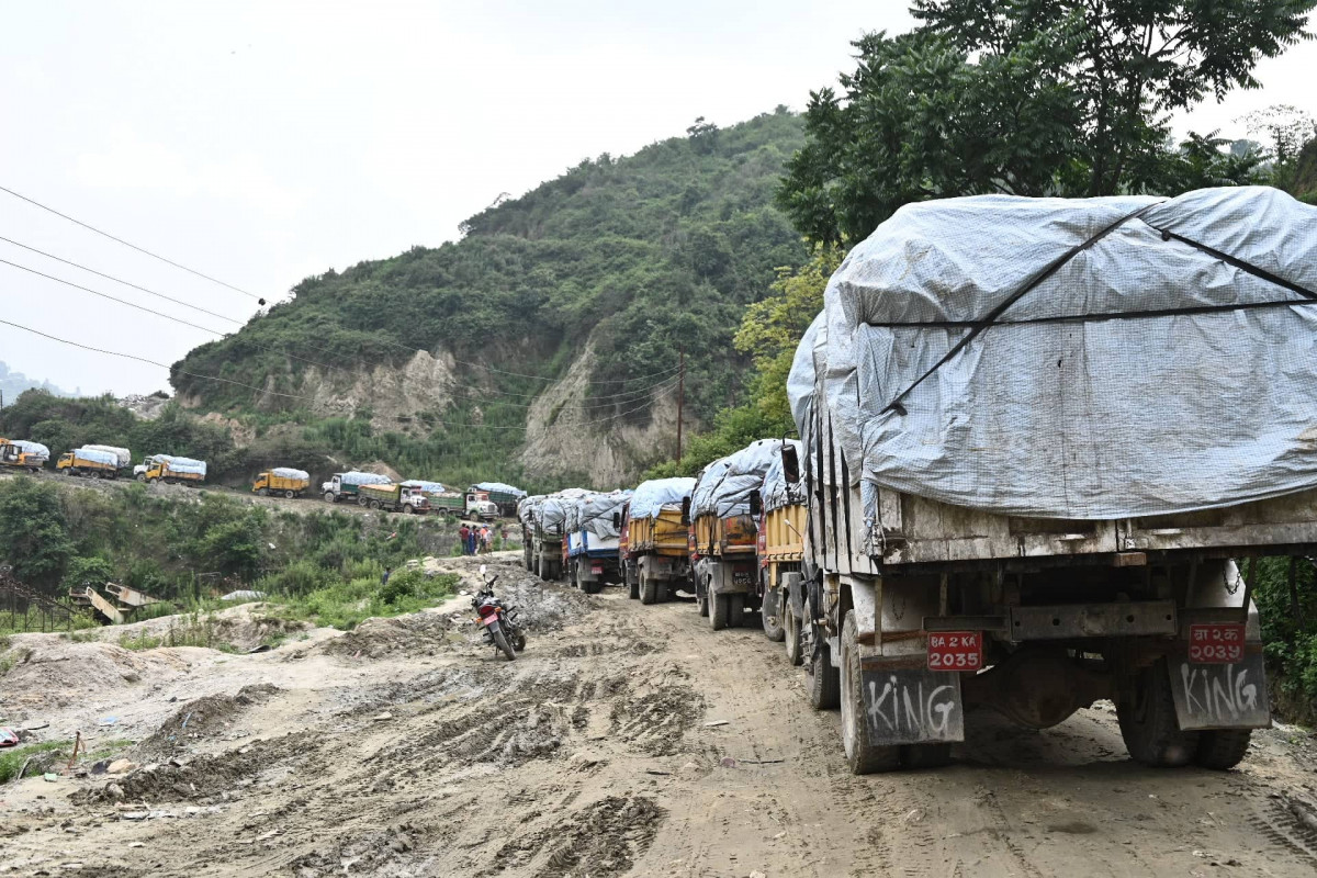 काठमाडौंको फोहोर व्यवस्थापनमा फेरि अवरोध, फोहोर बोकेका ५० वटा गाडी अलपत्र