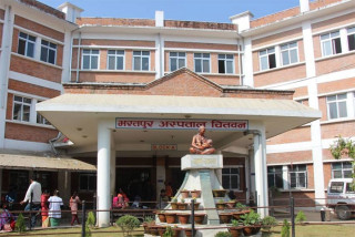 शिशुको मृत्युपछि भरतपुर अस्पतालमा आफन्तले स्वास्थ्यकर्मीलाई कार्यकक्षमै थुने