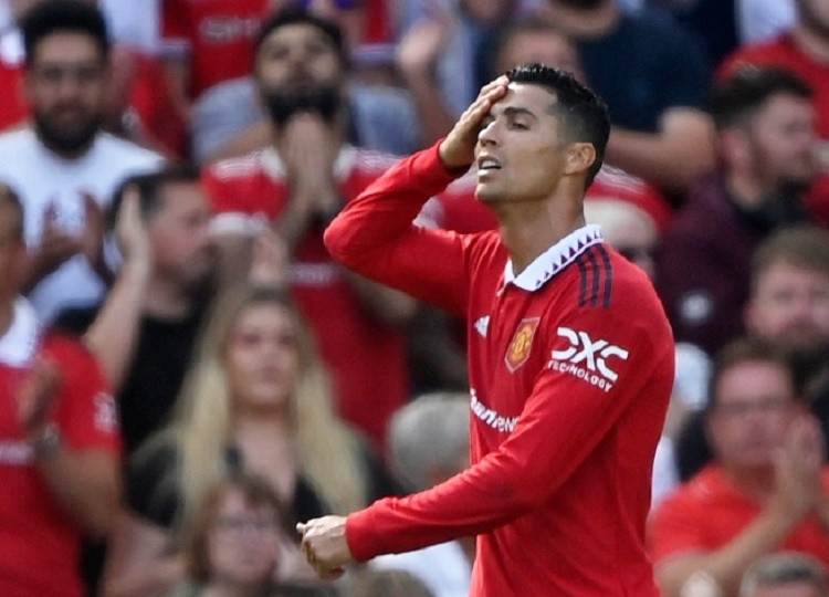 Aston Villa stun Manchester United