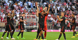 Bayern Munich beat Wolfsburg 2-0