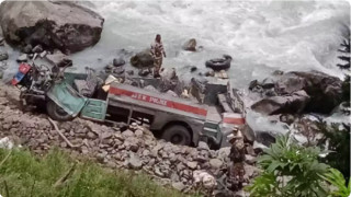 जम्मु-कश्मिरमा बस खस्दा कम्तीमा ६ प्रहरीको मृत्यु